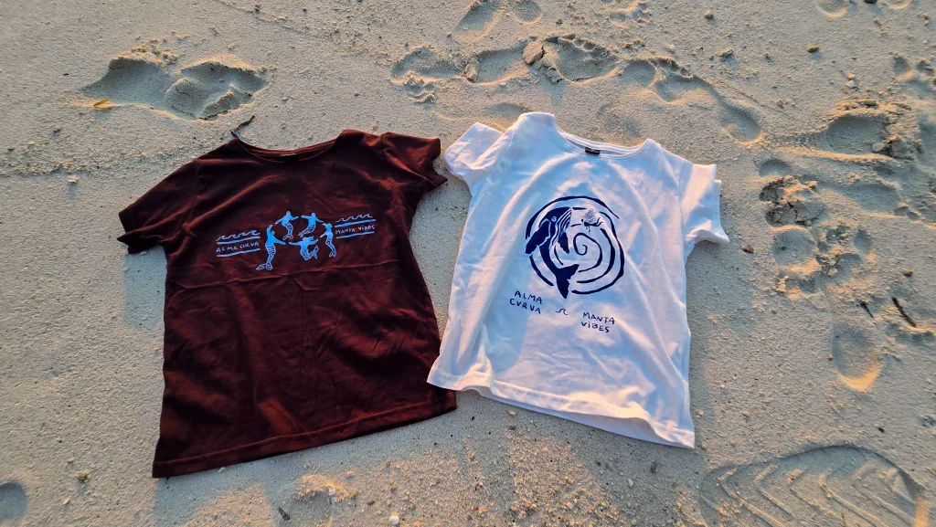 Las dos remeras de la colección Alma Patagónica sobre la arena
