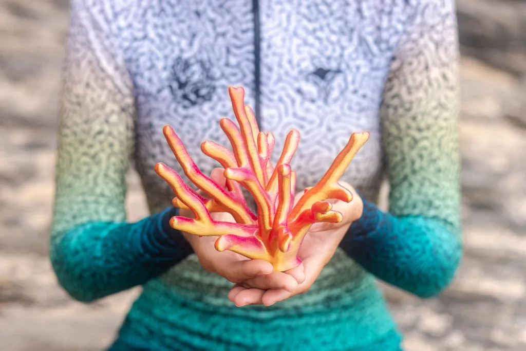 Un fragmento de coral en las manos de Luz