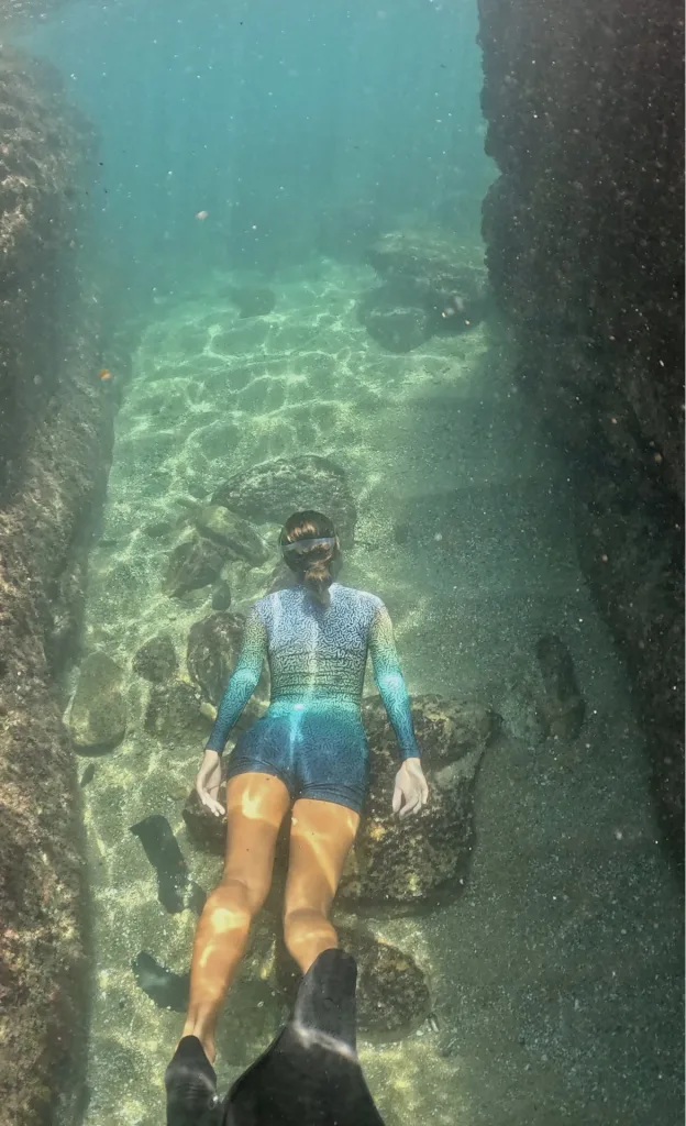 Luz haciendo snorkel sobre el fondo rocoso de Búzios