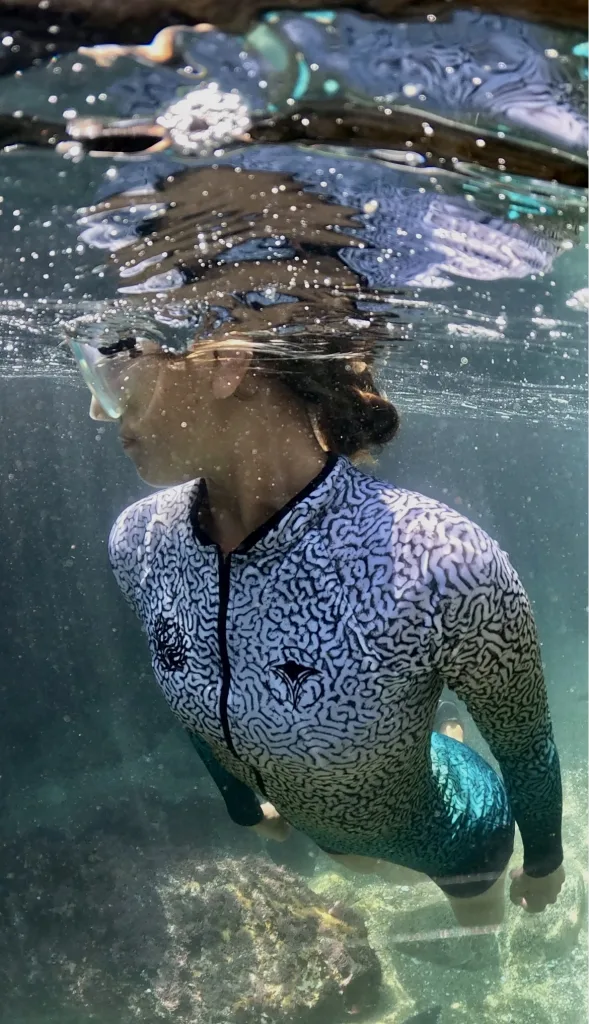 Luz bajo el agua con el shorty de Manta Vibes