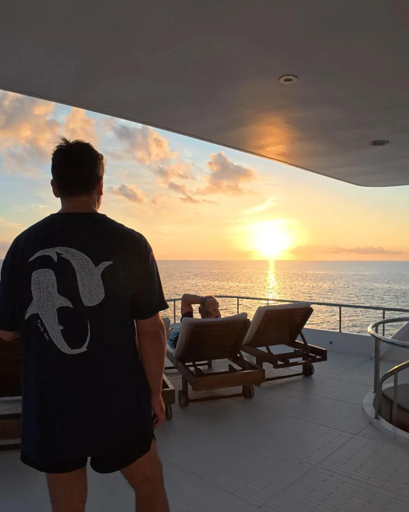 Joe mirando el atardecer desde la cubierta del barco