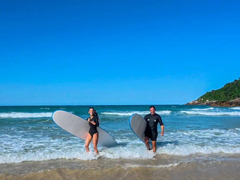 Mile y Joe saliendo del mar con sus tablas de surf